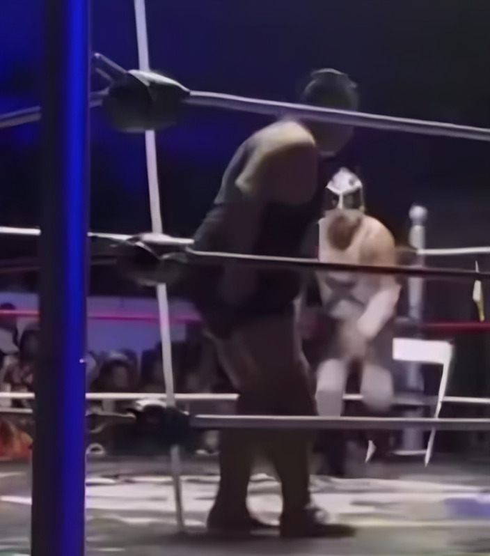 Ursus. Luchador se clava lámpara en el brazo en pelea