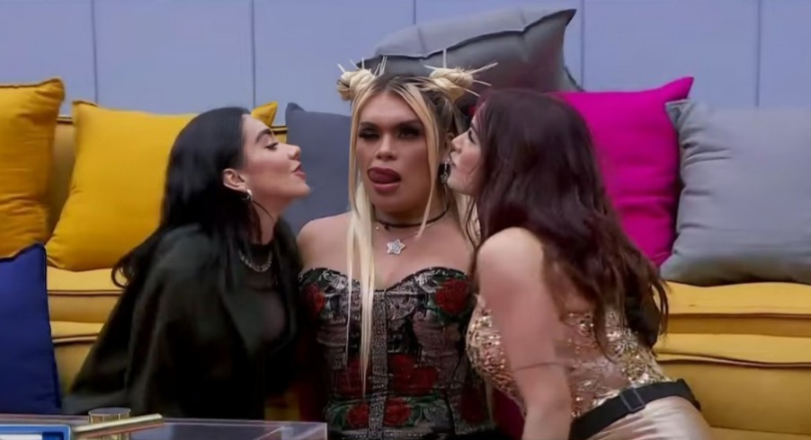 Beso de Wendy Guevara, Karime y Gala 