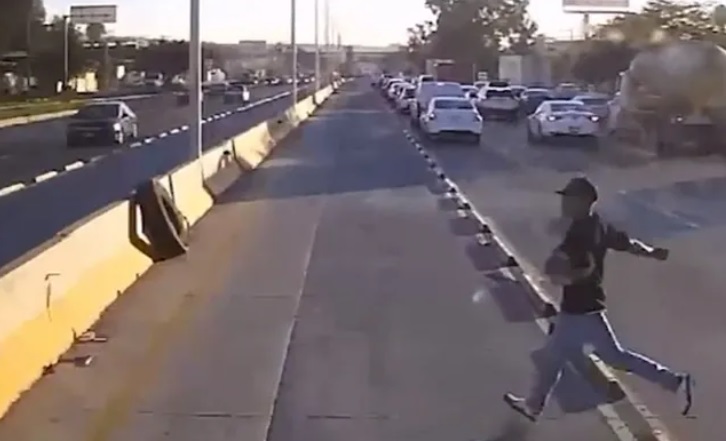 Ladrón termina atropellado por autobús