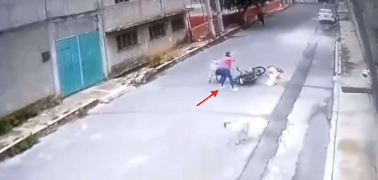 Captan momento en que motociclista atropella a madre