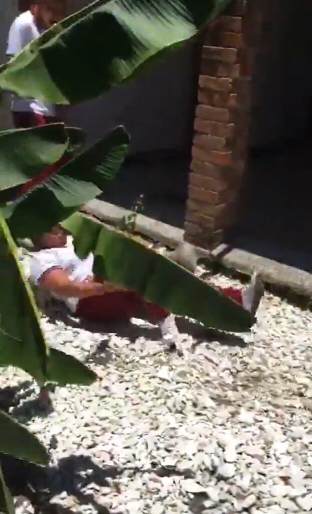 Estudiante se rompe tobillo tras salto