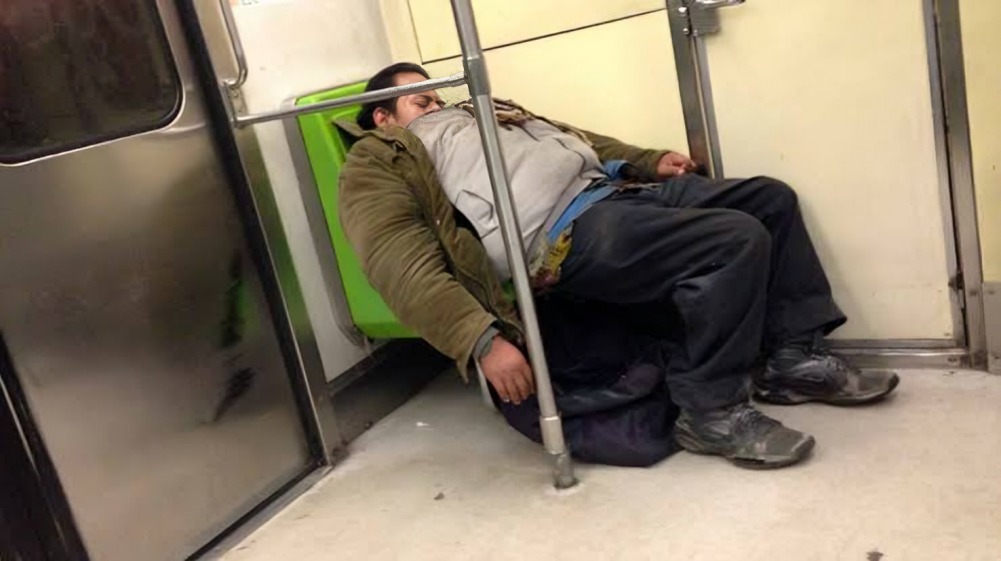 Hombre se queda dormido en Metro