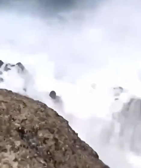 Joven arrastrado por el mar