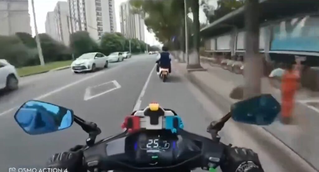 Motociclista se burla de otro piloto y choca