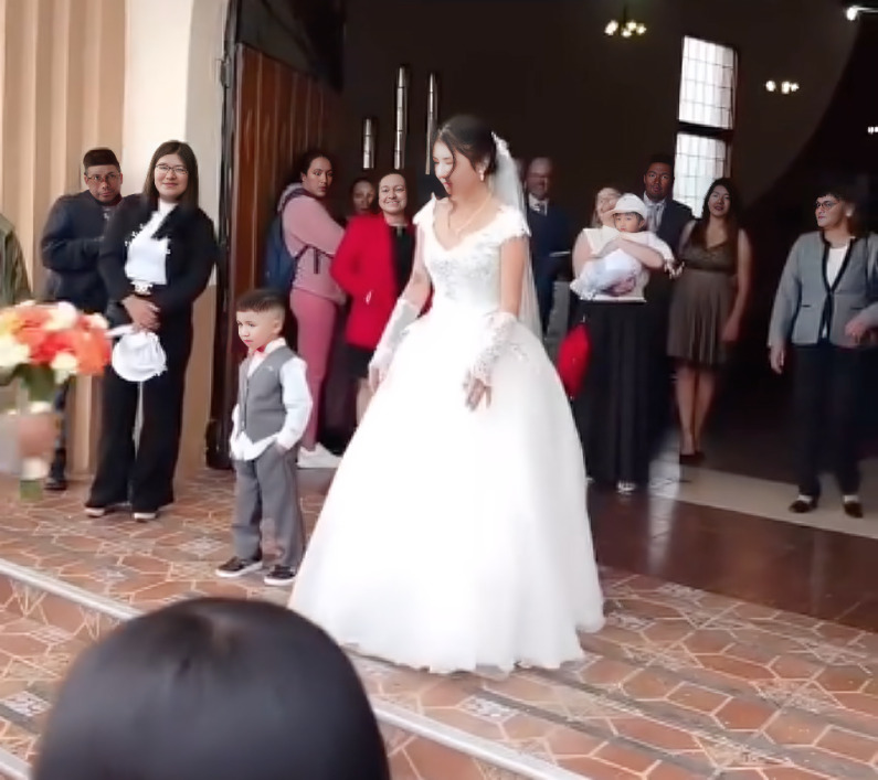 Novio sale de su boda del brazo de su mamá