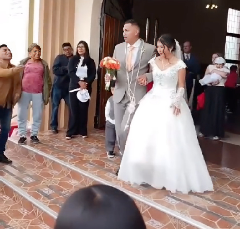Novio sale de su boda del brazo de su mamá