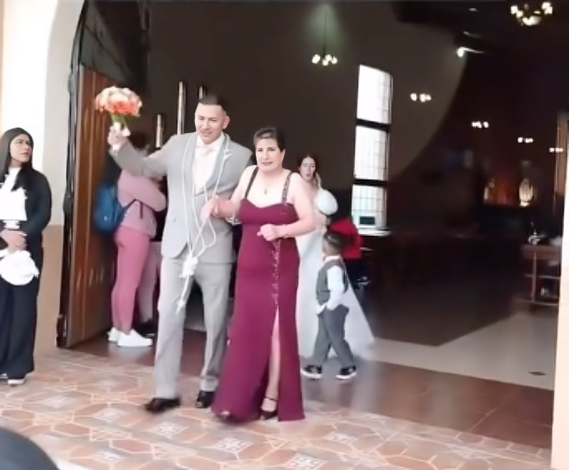 Novio sale de su boda del brazo de su mamá