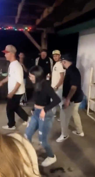 Techo cae sobre jóvenes que bailaban Payaso de rodeo