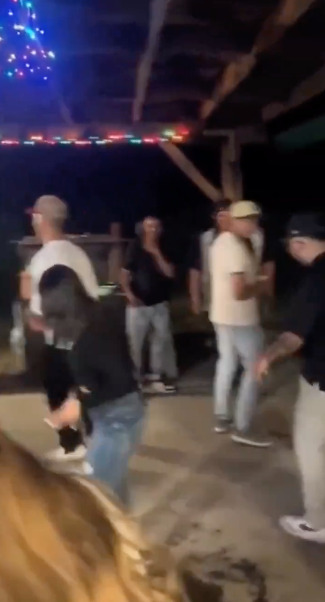 Techo cae sobre jóvenes que bailaban Payaso de rodeo