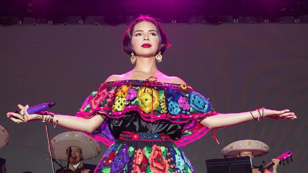 Ángela Aguilar afirma que le hizo falta ir a la escuela