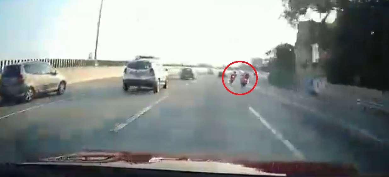 Motociclista choca por jugar a las carreritas en Paso Express