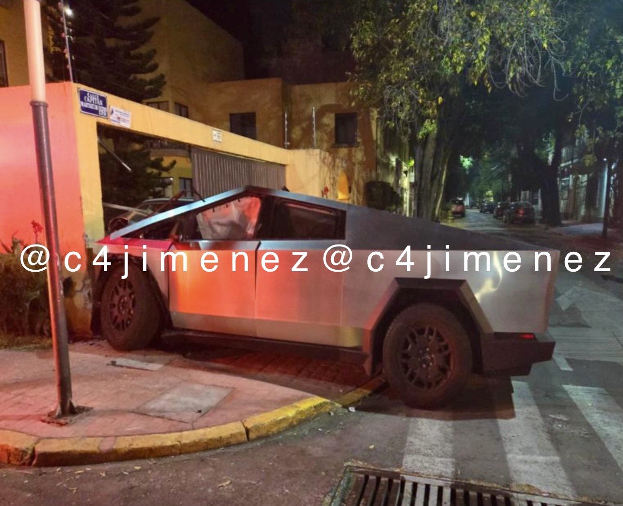 Cantante de corridos choca su Cybertruck