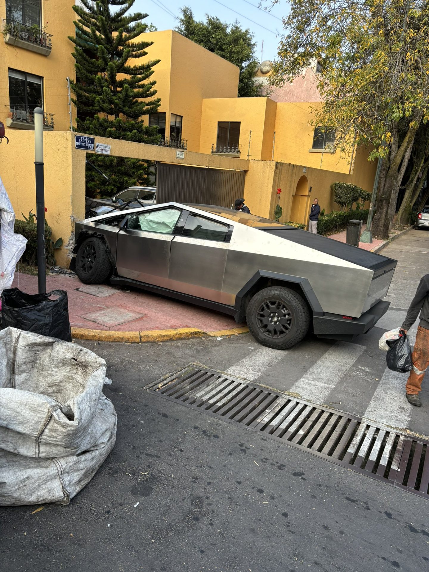 El Jhay Pa estrella su Cybertruck