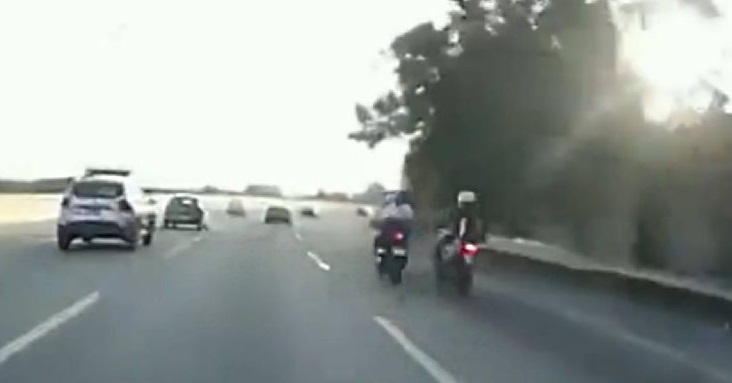Motociclista choca al jugar a las carreritas