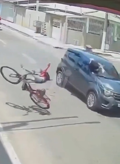 Jóvenes salen volando tras impacto de auto