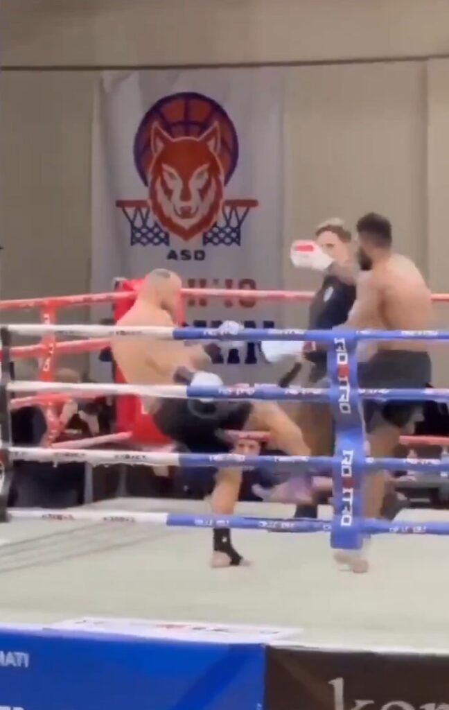 Peleador de Muay Thai intenta esquivar patada y se ompe la pierna