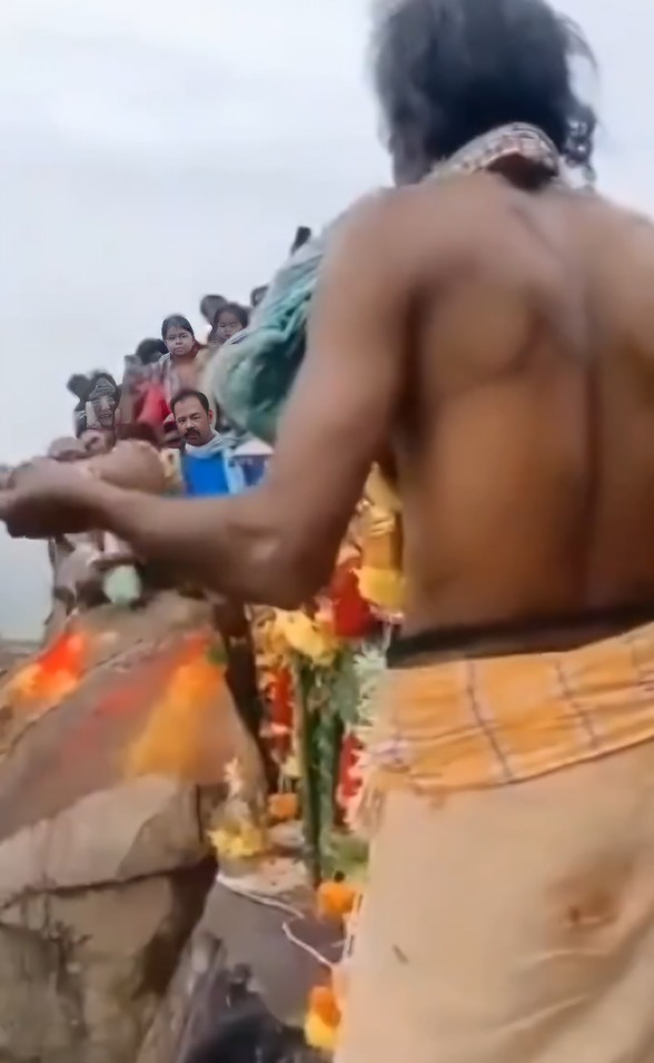 Sacerdote hindú reune multitud para demostrar que podía volar