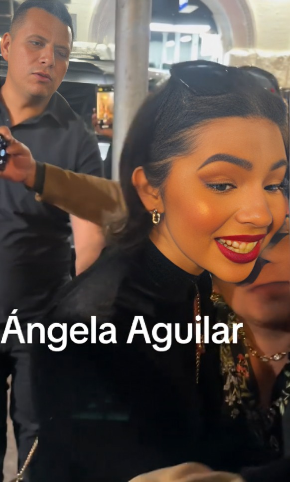 Ángela Aguilar hace gesto de desprecio a fan ante abrazo