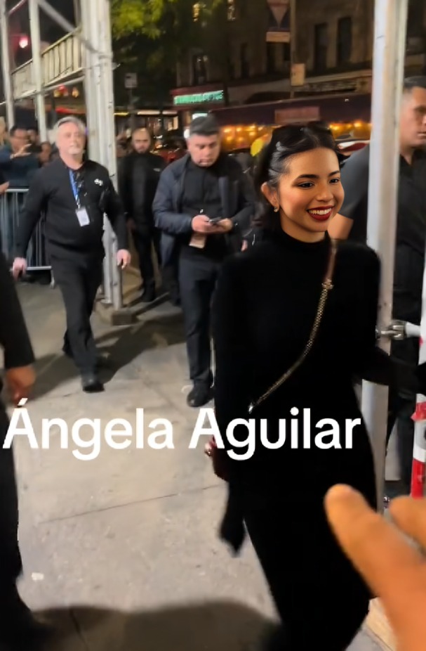 Ángela Aguilar se reune con fans