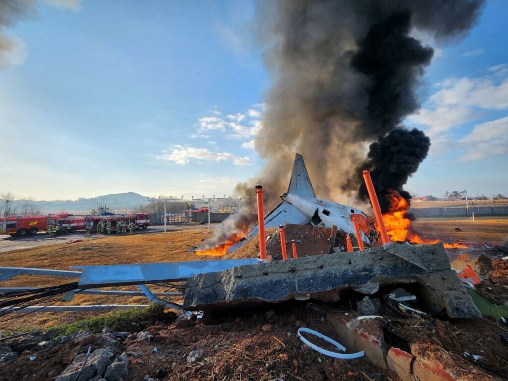 Avión estalla en llamas en Corea del Sur