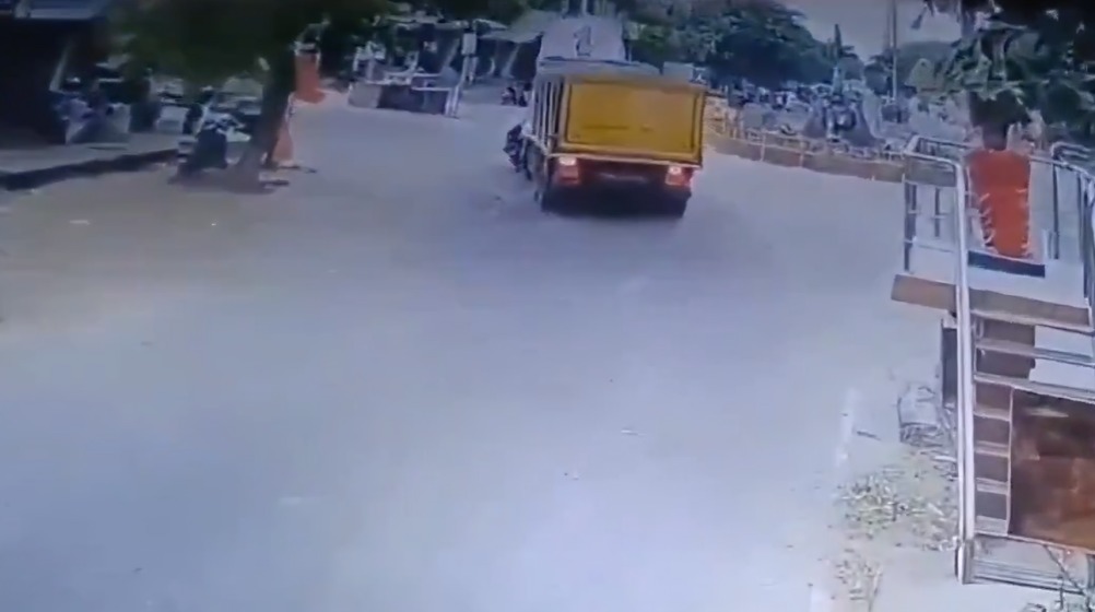 Camión de basura provoca accidente en la India