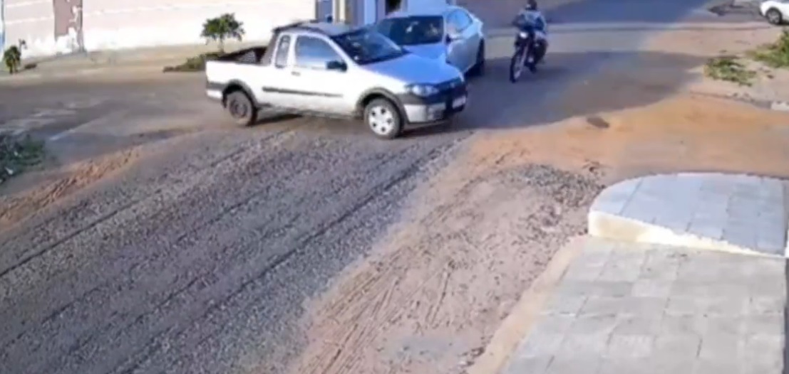 Camioneta choca con auto y motocicleta