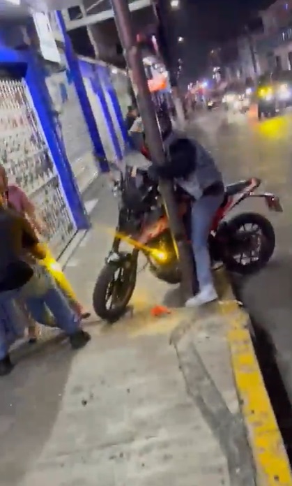 Motociclista peregrino atropella a niña