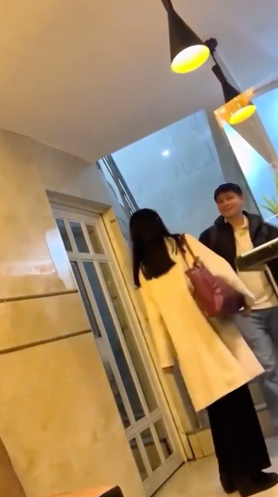 Joven descubre a su novia infiel saliendo de hotel