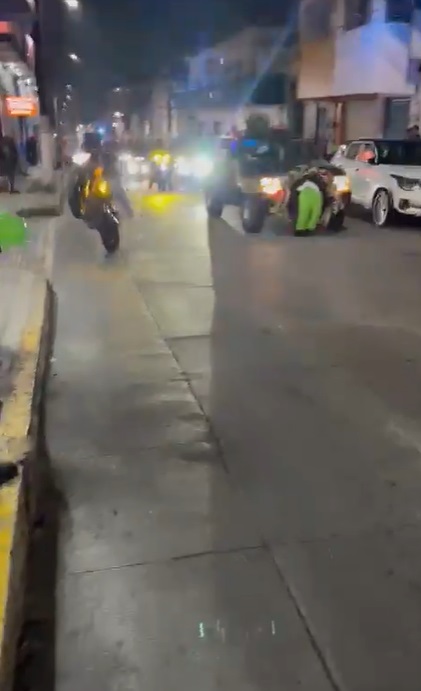 Motociclista hace caballito y golpea a niña 