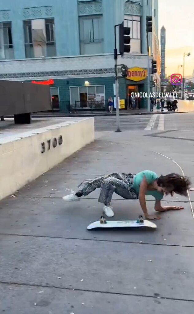 Joven se rompe pierna tras perder el control de su patineta