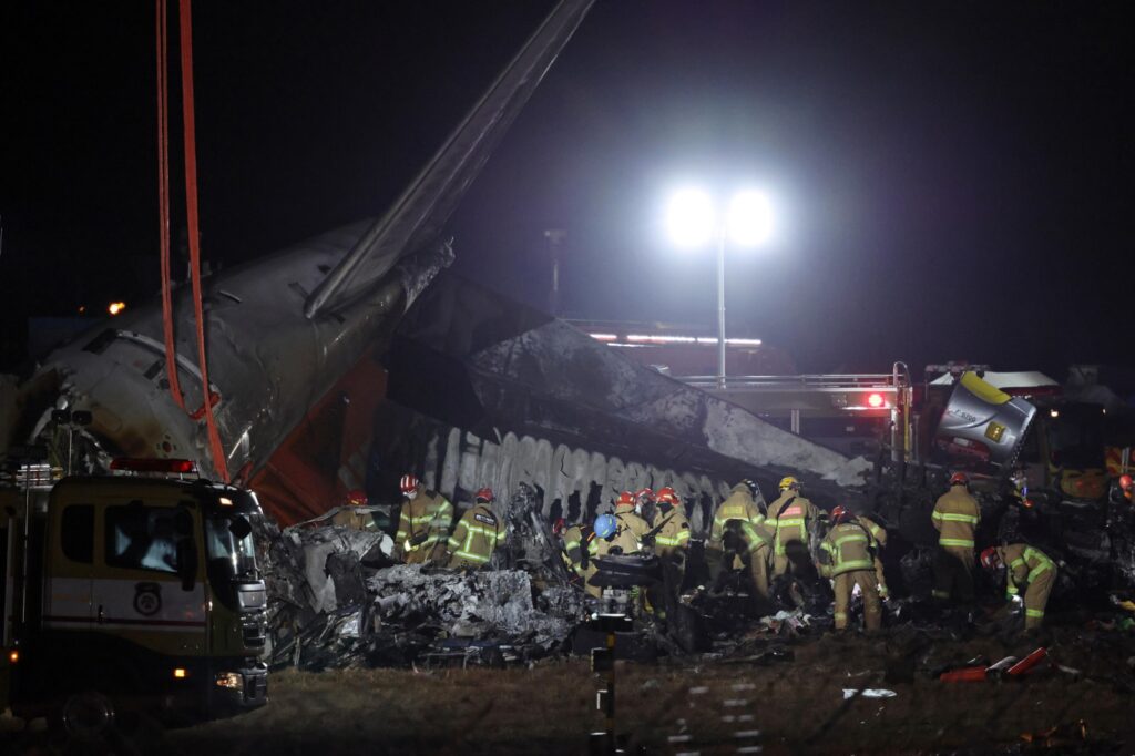 Labores de rescate en accidente de avión en Corea del Sur