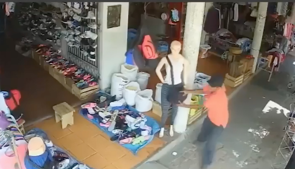 Ladrón confunde a maniquí con persona e intenta asaltarlo