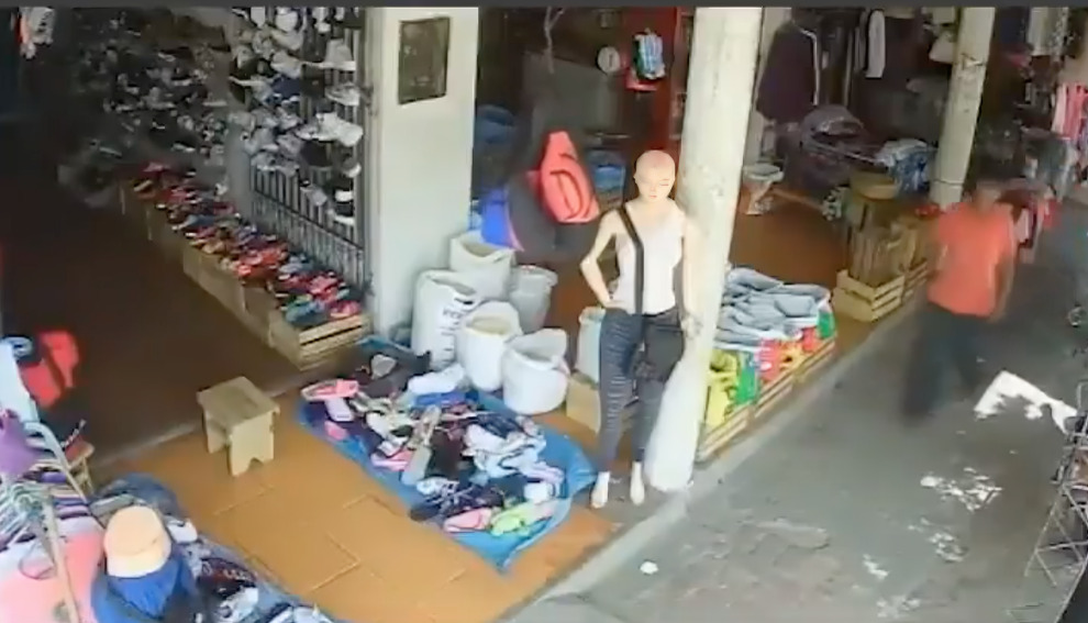 Ladrón confunde a maniquí con persona e intenta asaltarlo