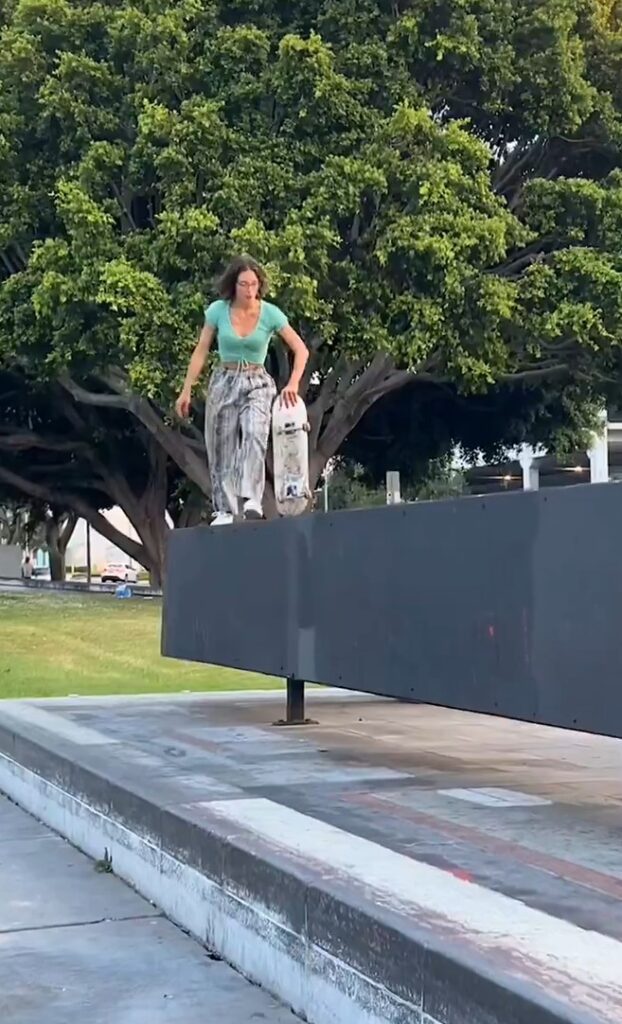 Mujer pierde control sobre su patineta