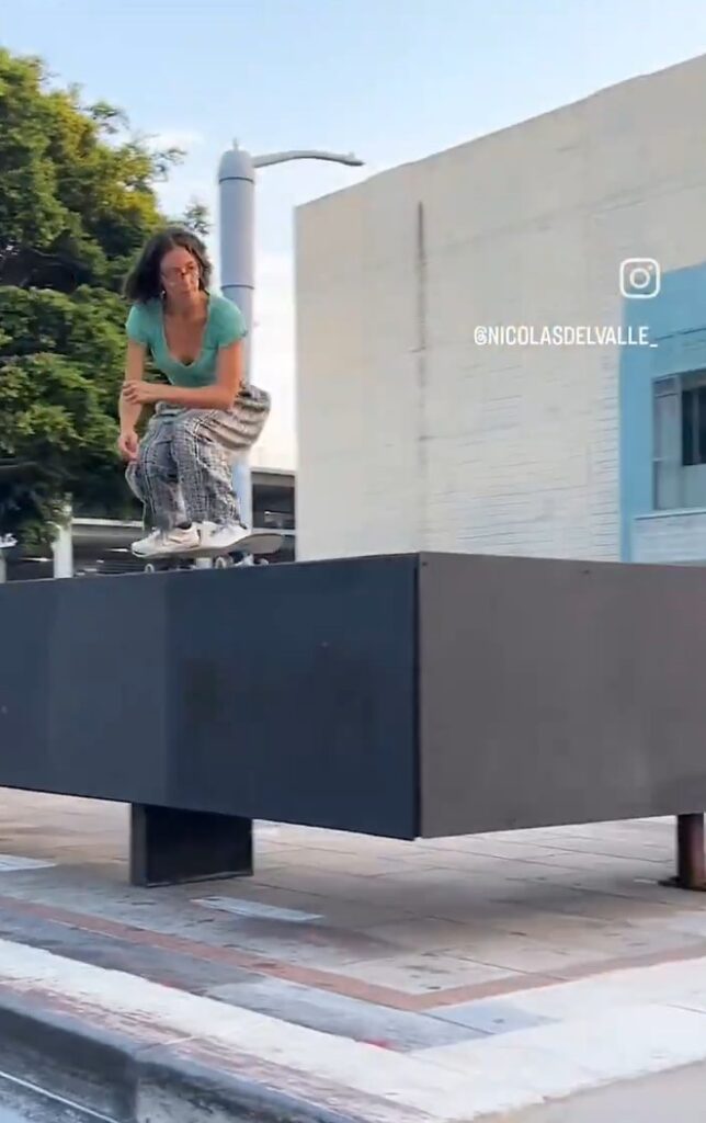 Mujer queda herida tras perder control de patineta 