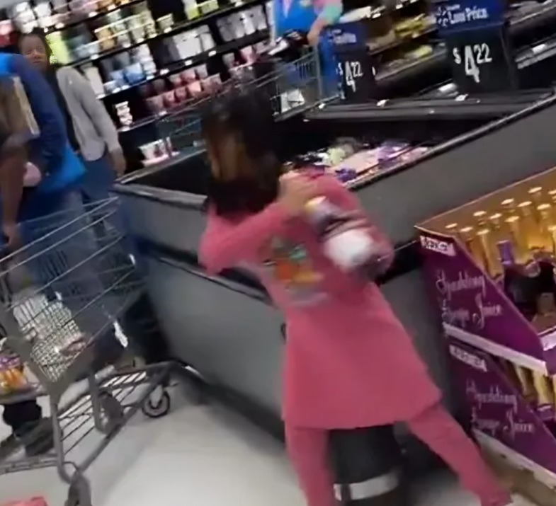 Niña hace caos en Walmart