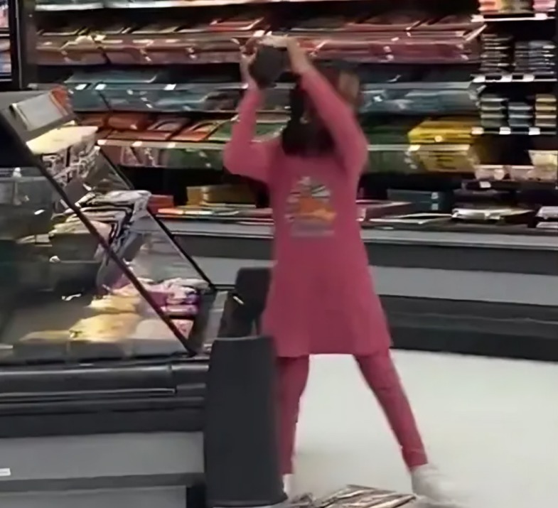 Niña hace destrozos en tienda