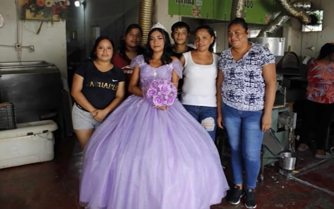 Quinceañera toma foto de tortillería