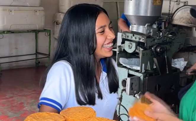 Quinceañera toma sesión de fotos en tortillería