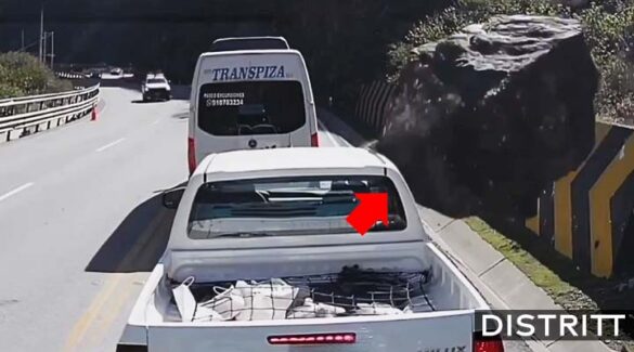 Roca gigante aplasta a camioneta con cuatro tripulantes |VIDEO