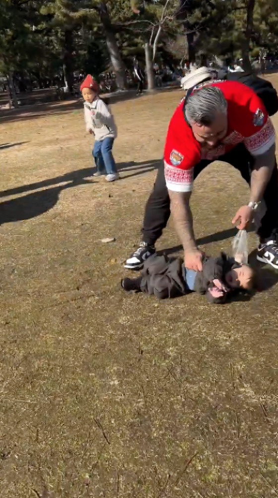 Venado embiste a niño y papá no hace nada