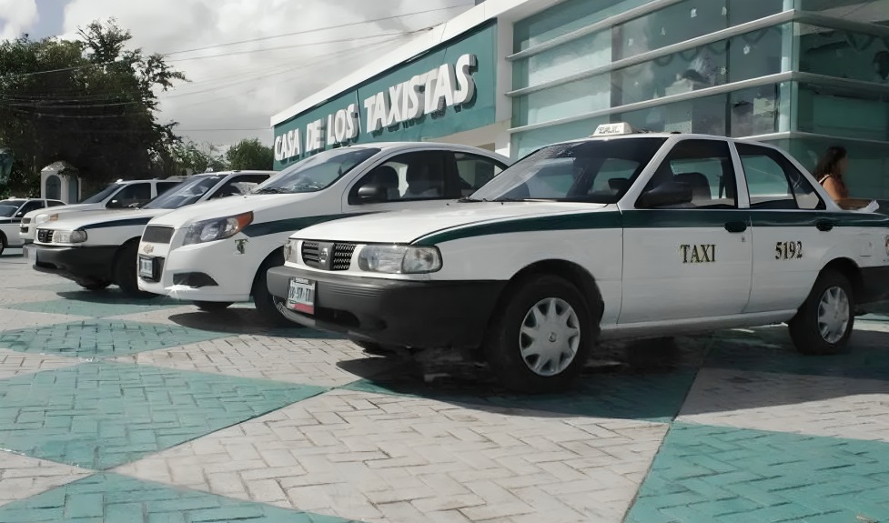 Taxista en Cancún le cobra 10 mil pesos a joven