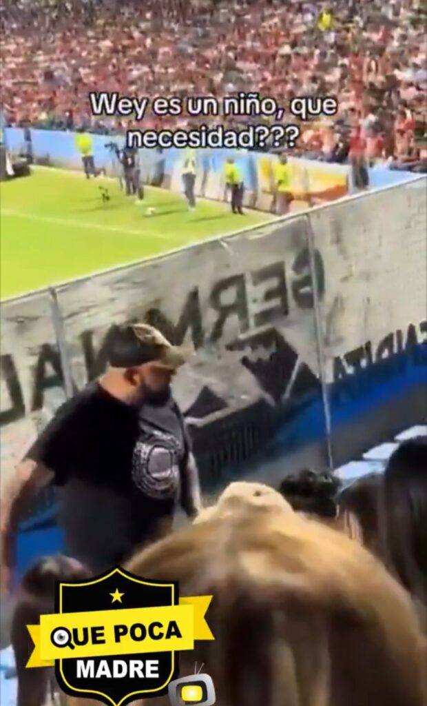 Aficionado de la Jaiba Brava corre a niño