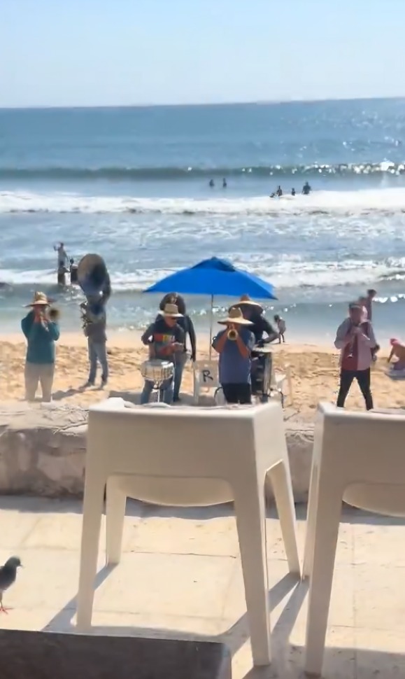 Banda sinaloense tocaba en playa de Mazatlán