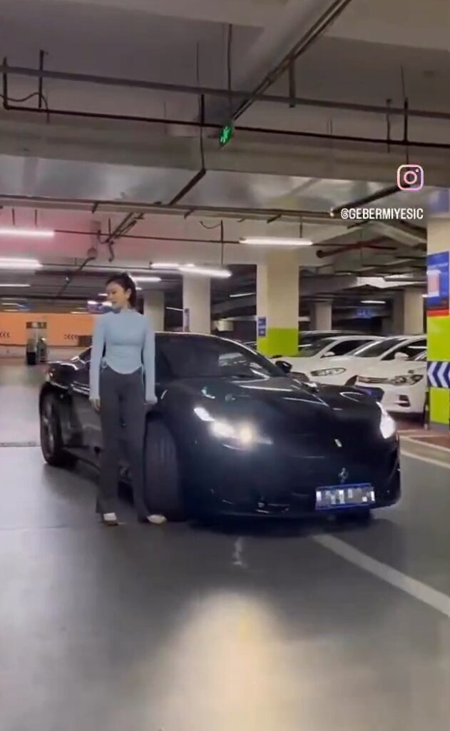 Joven se rompe tobillo intentando foto junto a coche lujoso