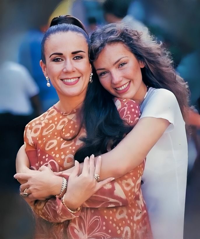 Laura Zapata comparte foto inédita con Thalía