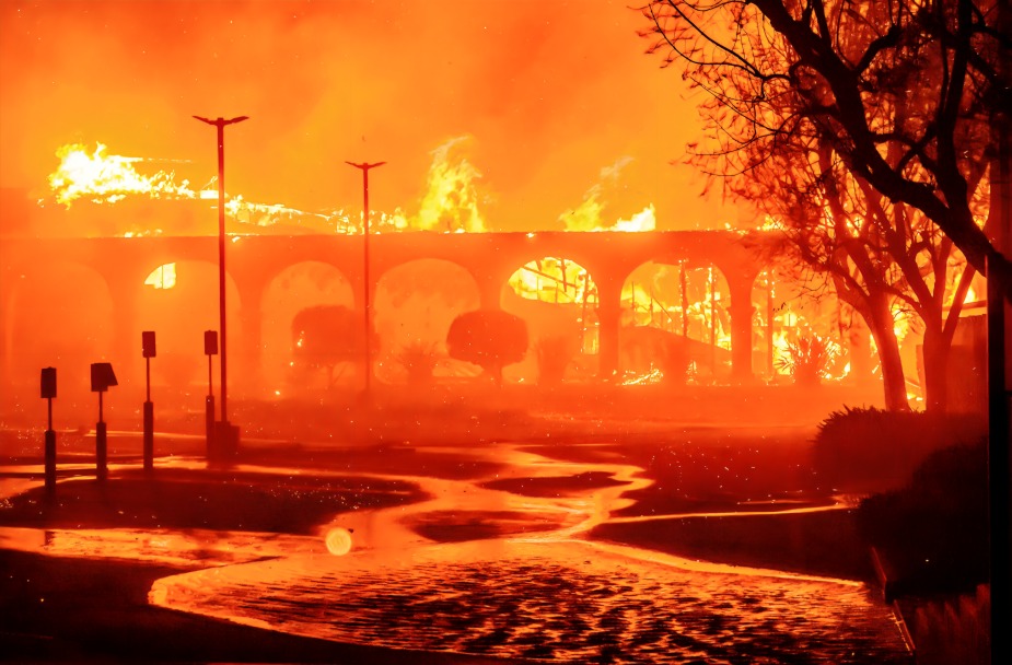 Llamas destruyen lugares emblemáticos de Los Ángeles