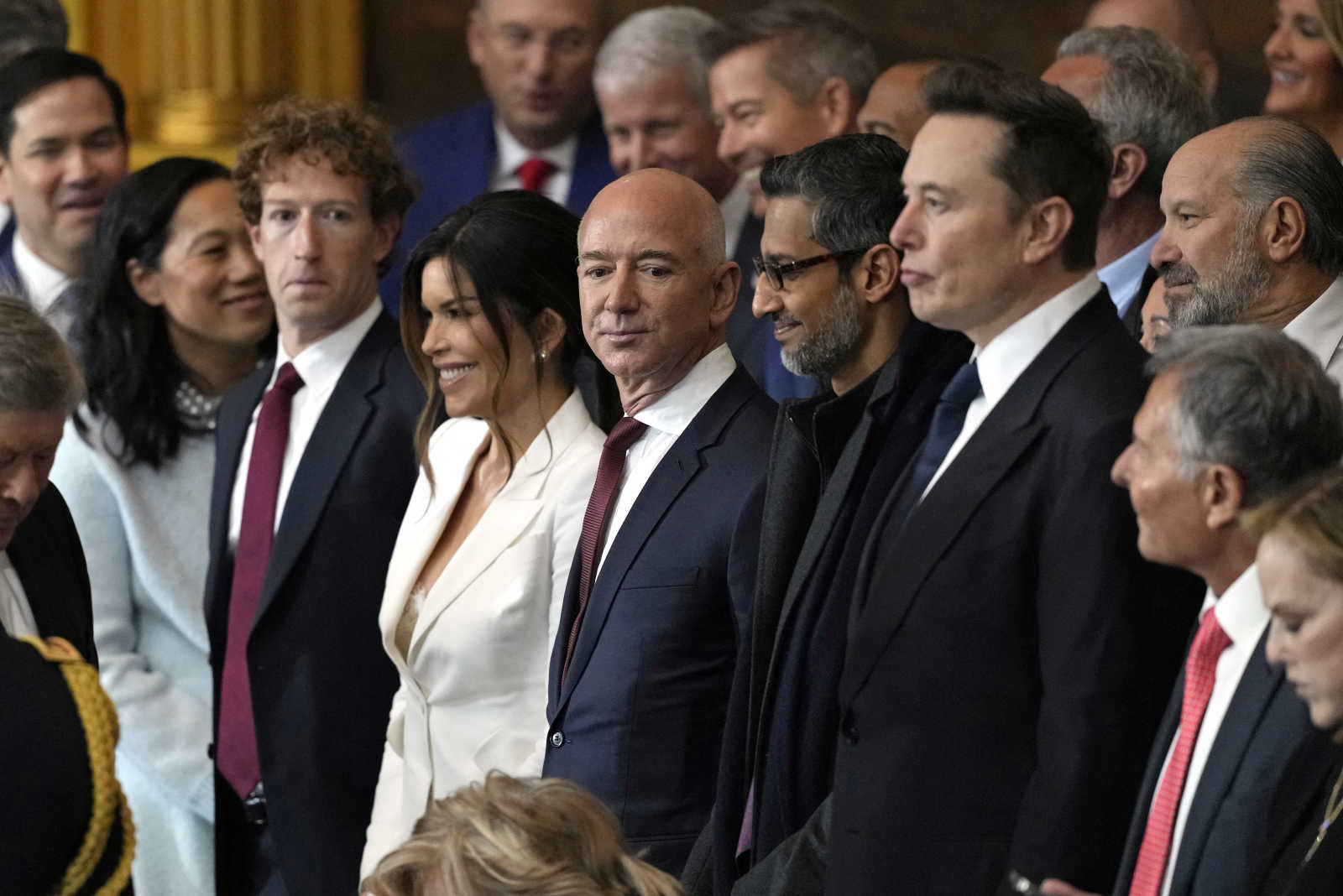 Look de la prometida de Jeff Bezos en protesta de Trump