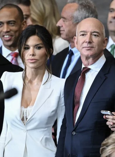 Look de la prometida de Jeff Bezos en protesta de Trump