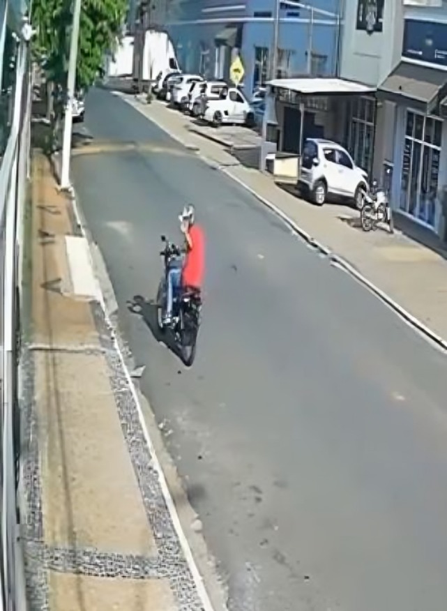 Motociclista choca contra poste de luz en Brasil
